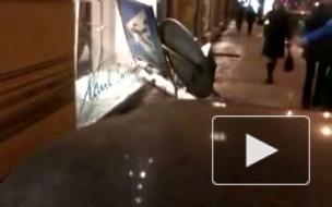 На Петроградке "Волга" снесла светофор и врезалась в витрину
