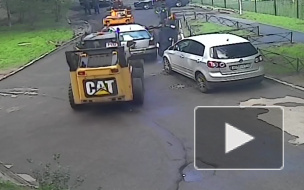 На Юрия Гагарина дорожная служба передвинула мешающую им машину на пешеходный тротуар
