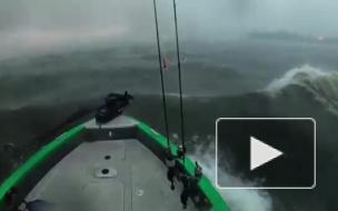 Сильный ветер и волны 1,5 метра: петербуржец попал в шторм возле ЗСД на Финском заливе