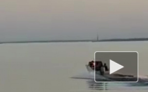 Видео из Якутии: Лодка с людьми перевернулась на реке Лена