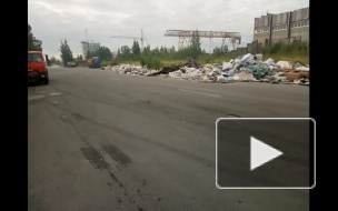 На Парашютной улице около промзоны появилась огромная свалка