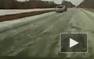 В сети опубликовано видео с моментом аварии под Омском, в которой разбились жених и невеста