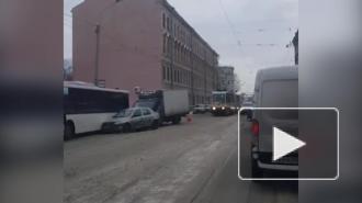 "Рено" и "Газель" таранили автобус на Кондратьевском проспекте