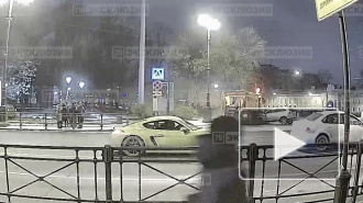 Иномарка влетела в машину коммунальщиков в центре Петербурга