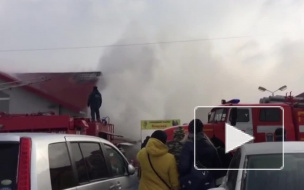 На рынке в Новороссийске сгорели дотла несколько торговых павильонов