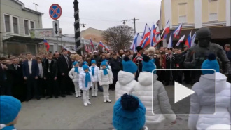 Видео: В Симферополе дети кланялись перед памятником "вежливым людям"