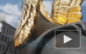 Вандалы облили краской грифонов на Банковском мосту