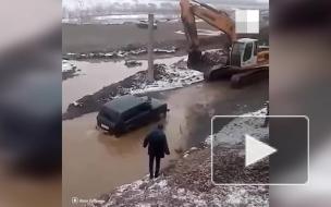 В Екатеринбурге автомобили начали тонуть под железнодорожным мостом