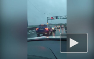 Видео: на Новоприозерском шоссе машина попала в ДТП из-за брошенного на дорогу дивана