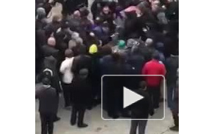 Появилось видео конфликта митингующих с полицией в Нальчике