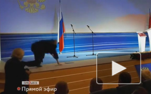 Появилось видео, как Жириновский упал на инаугурации губернатора 