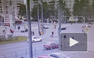 Видео: как произошло ДТП на пересечении Светлановского и Просвещения
