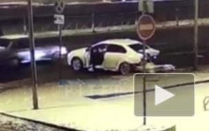 Видео: автомобиль потерял задний бампер на Приморском проспекте
