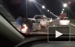 Видео из Карелии: 8 автомобилей собралось в "паравозик" в результате ДТП