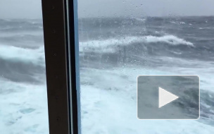 Видео шторма: 9-метровая волна накрыла круизный лайнер