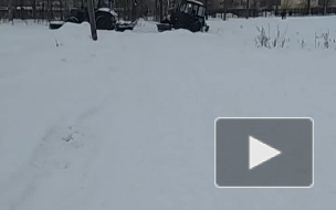 В Петербурге снегоуборочный трактор провалился в пруд