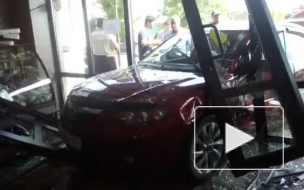 В Краснодарском крае две легковушки врезались в витрину хлебного магазина‍