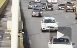 Видео: сломанный автомобиль на середине моста Александра Невского стал причиной ДТП
