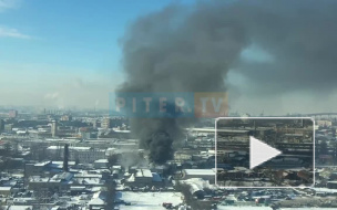 Видео: на Митрофаньевском шоссе горят склады с мусором 