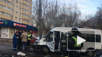 В Москве на Малой Филевской микроавтобус с детьми столкнулся со "скорой"