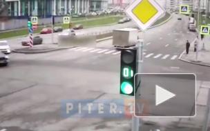 Видео: авария на перекрестке улицы Маршала Захарова и проспекта Героев