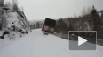 В Норвегии водитель грузовика выжил после падения ...