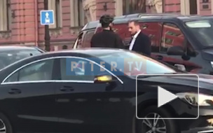 Видео: велосипедист хотел извинений от водителя легковушки, но получил по "шее"