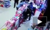 Видео: бойкая продавщица дала отпор грабителю с ружьем в Казахстане