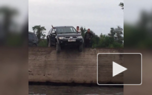 Видео: у Вантового моста туристы устроили экстремальный отдых на авто