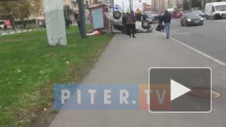 На проспекте Косыгина перевернулся "Хендай"