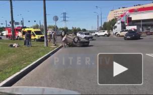 Видео: спасатели достали водителя из перевернувшейся машины на Маршала Жукова