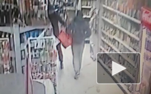 Появилось видео из магазина на Рихарда Зорге, где петербуржцы с муляжом гранаты пытались украсть продукты 