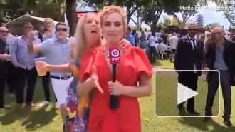 Прохожие облизали журналистку в прямом эфире и спустили штаны перед камерой