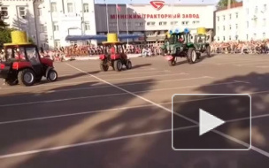 Минский завод отметил день рождения «танцем маленьких тракторят»