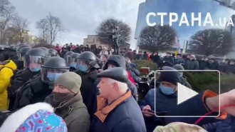 Полиция применила газ против сторонников Порошенко, митингующих возле суда в Киеве