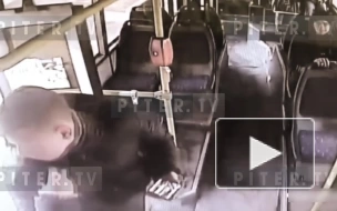 Появилось видео, как школьника зажало дверьми автобуса на Композиторов