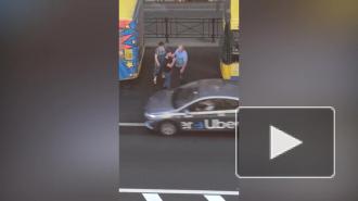 На Московском неадекватный мужчина кидался под колеса и что-то кричал