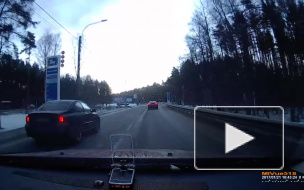 Видео: в Петербурге автомобиль Volvo врезался в столб