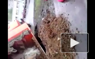 Жители Екатеринбурга сняли на видео КамАЗ, который провалился под землю