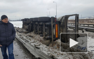 Появилось видео ДТП у "МЕГИ Парнас", где опрокинулся грузовик со щебнем