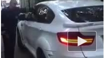 Сотрудник ДПС в Москве не смог разбить стекло бронированного BMW X6 