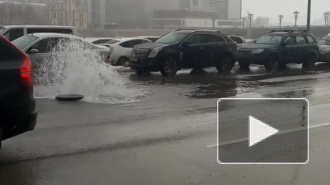 Видео: движение по Петроградской набережной восстановлено после прорыва трубы