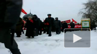 В Екатеринбурге после митинга под полицейскую машину попал коммунист