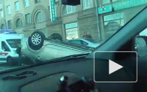 Видео из Петербурга: на Обуховской Обороны Mitsubishi Lancer перевернулся после ДТП