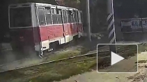Шокирующее видео: в Саратове трамвай несколько минут тащил за собой по рельсам окровавленного пассажира