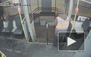 Видео: неизвестный напал с огнетушителем на кондуктора трамвая