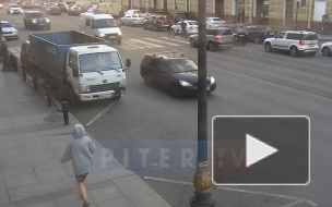 Видео: каршеринг сбил пешехода с велосипедом на Литейном
