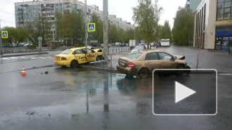 В Выборгском районе такси и иномарка вылетели на пешеходную зону