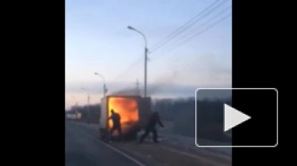 Видео очевидцев: огонь в полыхающем грузовике заперли на замок