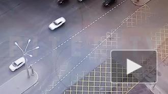 Момент ДТП на перекрестке Богатырского и Коломяжского попал на видео